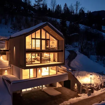 Hand To Bison Lake View 4bdr Holiday home *